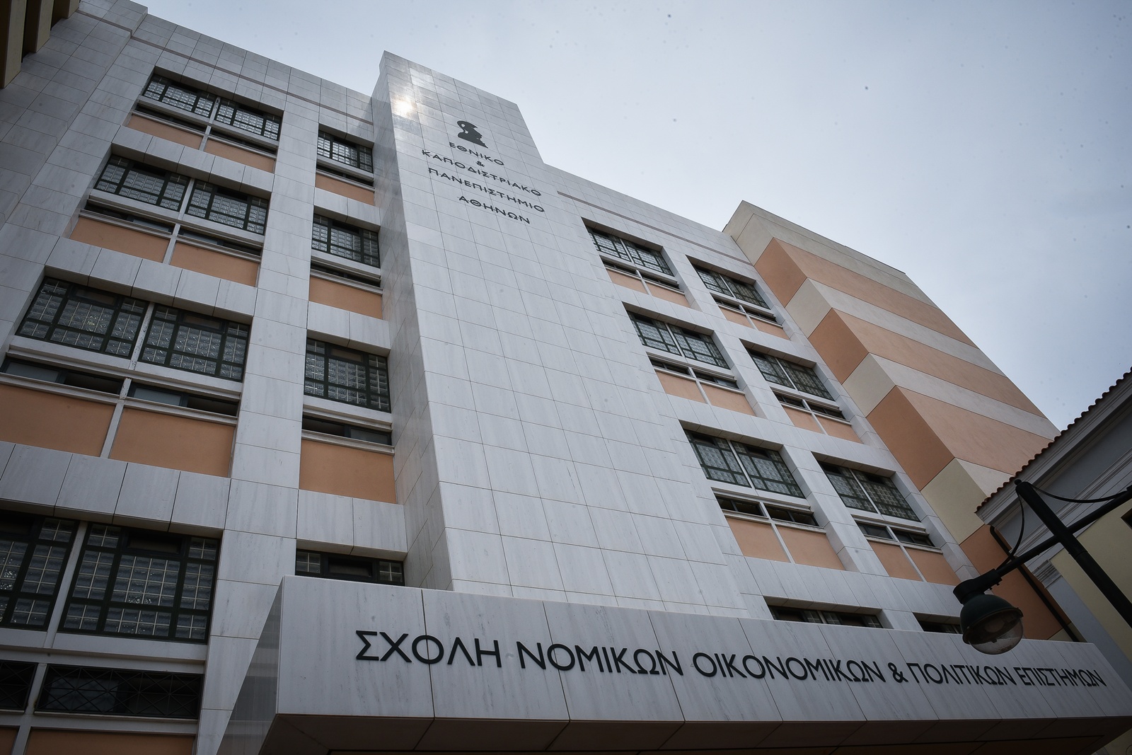 Νομική Αθηνών επίθεση: «Τελειώσατε τώρα» φώναζαν οι κουκουλοφόροι που χτύπησαν με πυροσβεστήρα διδακτορικό φοιτητή