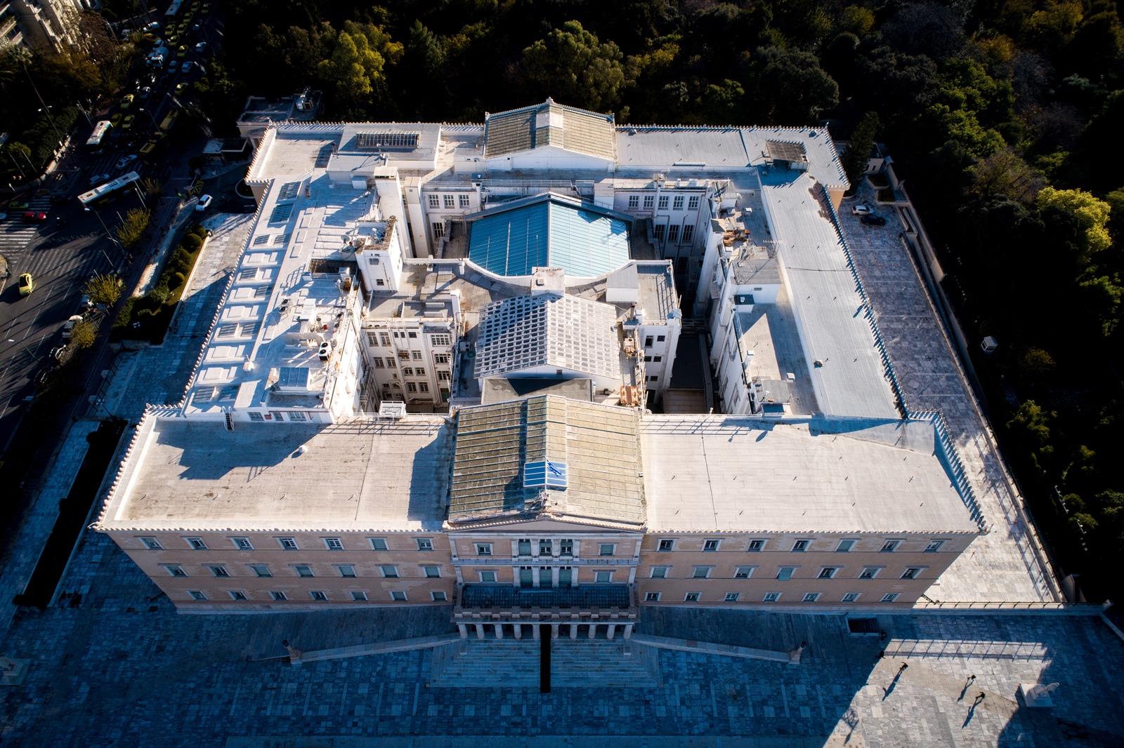 Δημοσκοπήσεις: Πολιτικό κενό στην αντιπολίτευση, ανθεκτικότητα για τη ΝΔ