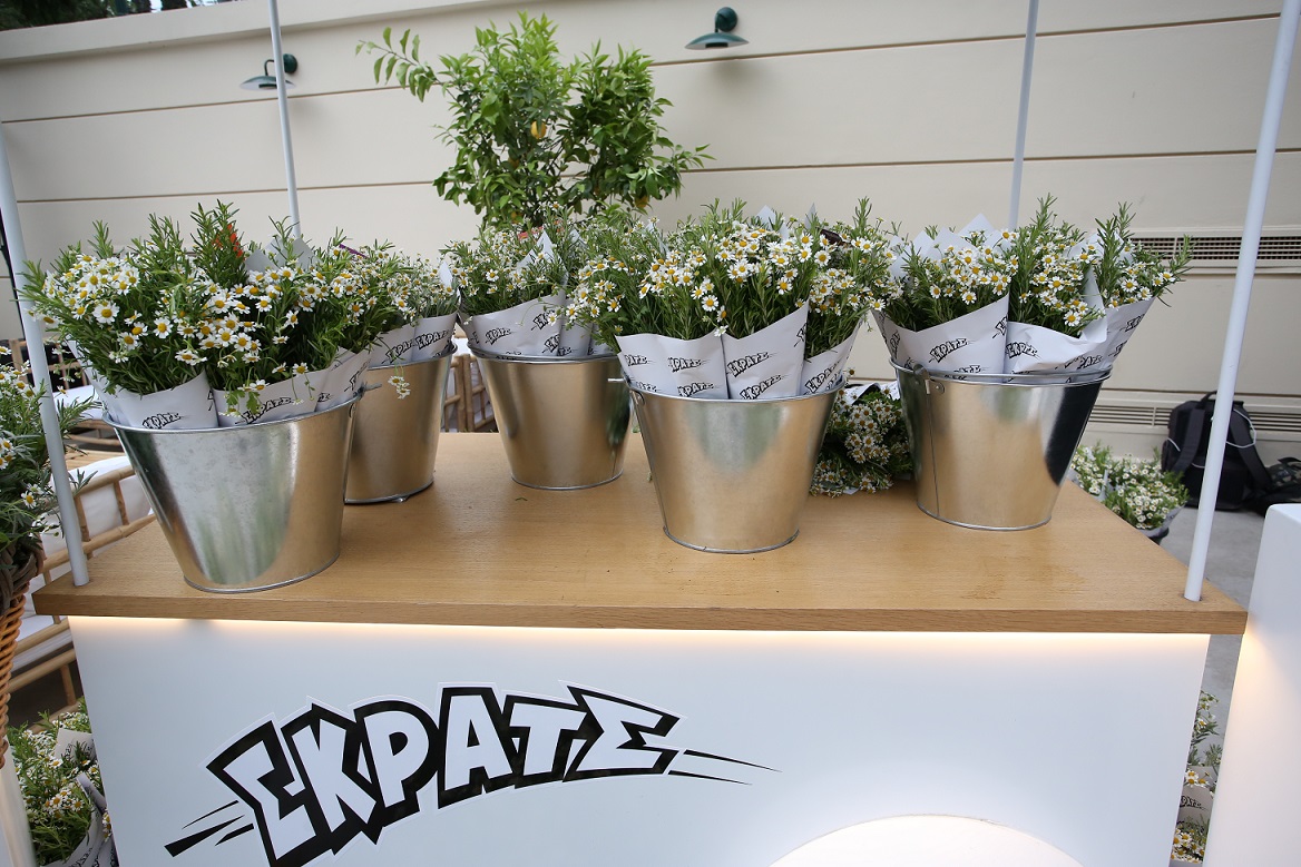Λαμπερά γενέθλια σε floral σκηνικό για το TLIFE
