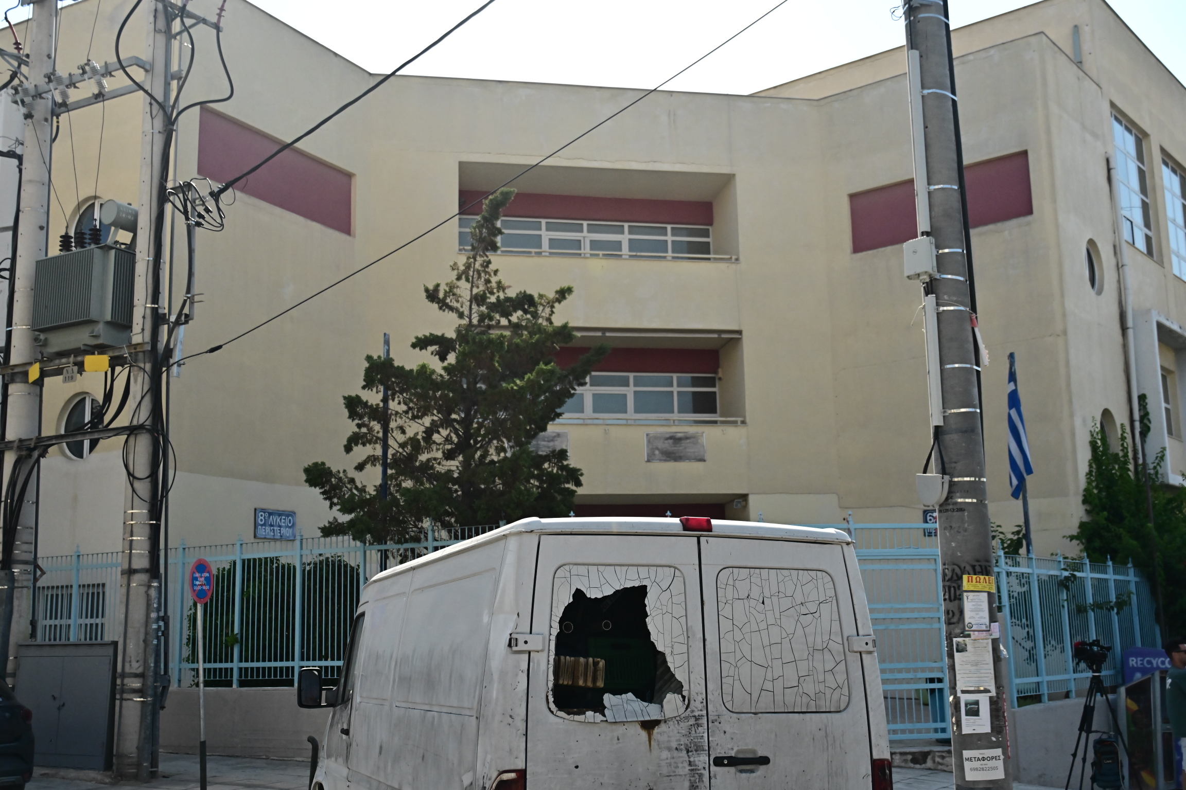 Χαϊδάρι πυροβολισμοί: Η στιγμή που το ΙΧ γκρεμίζει τη μηχανή