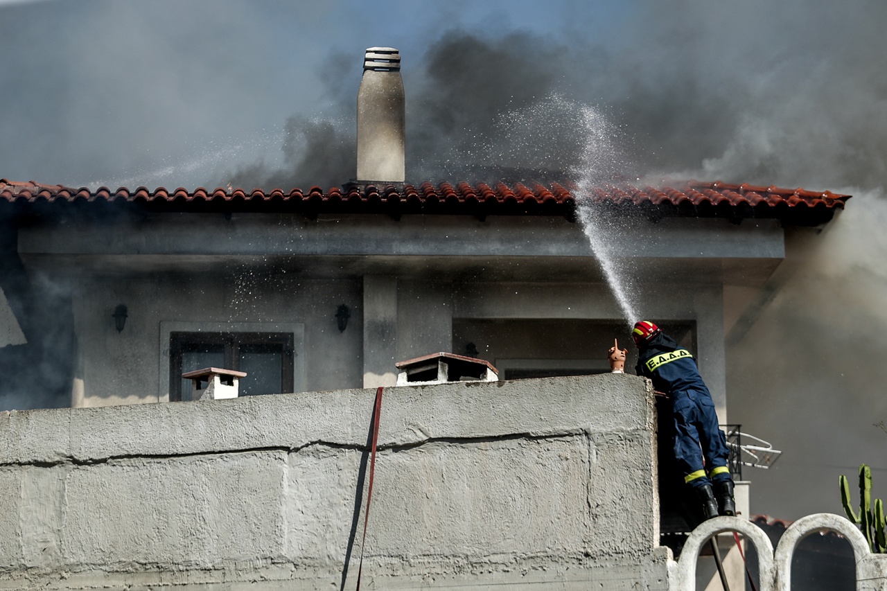 Παλαιά Φώκαια φωτιά: Μάχη με διάσπαρτες εστίες