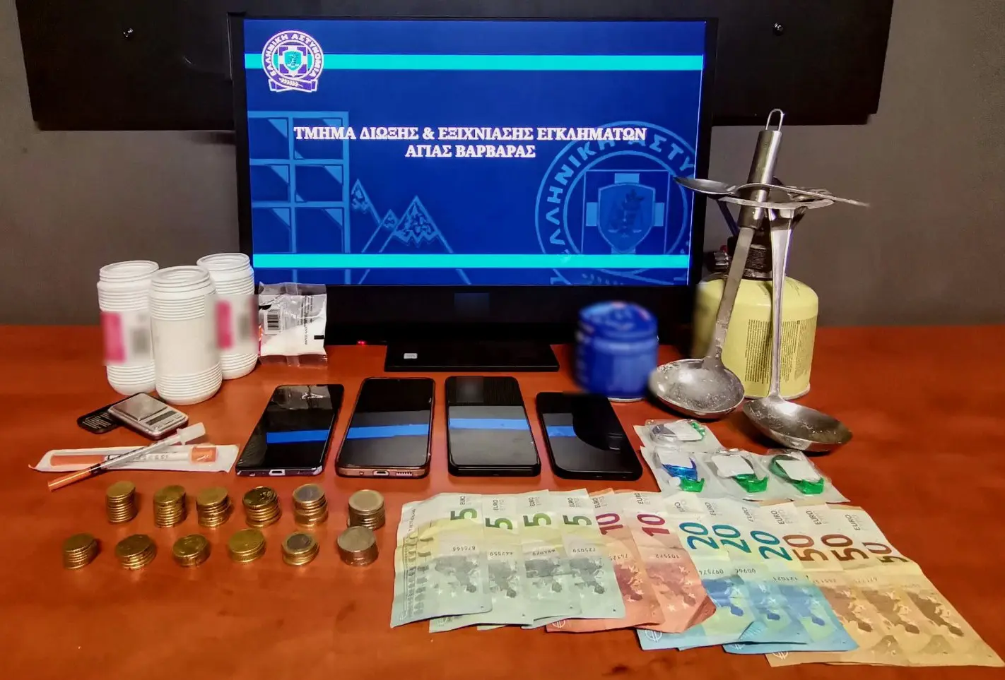 Έφοδος της ΕΛ.ΑΣ. σε «σούπερ μάρκετ» ναρκωτικών στην Αγία Βαρβάρα – Έφτιαχναν βραστή κοκαΐνη, 60 επισκέπτες την ημέρα
