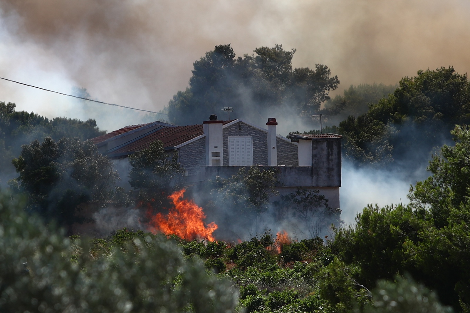 Φωτιά σε Ραφήνα – Πικέρμι: Κάηκαν σπίτια, γίνονται απεγκλωβισμοί – Κλειστή η Μαραθώνος