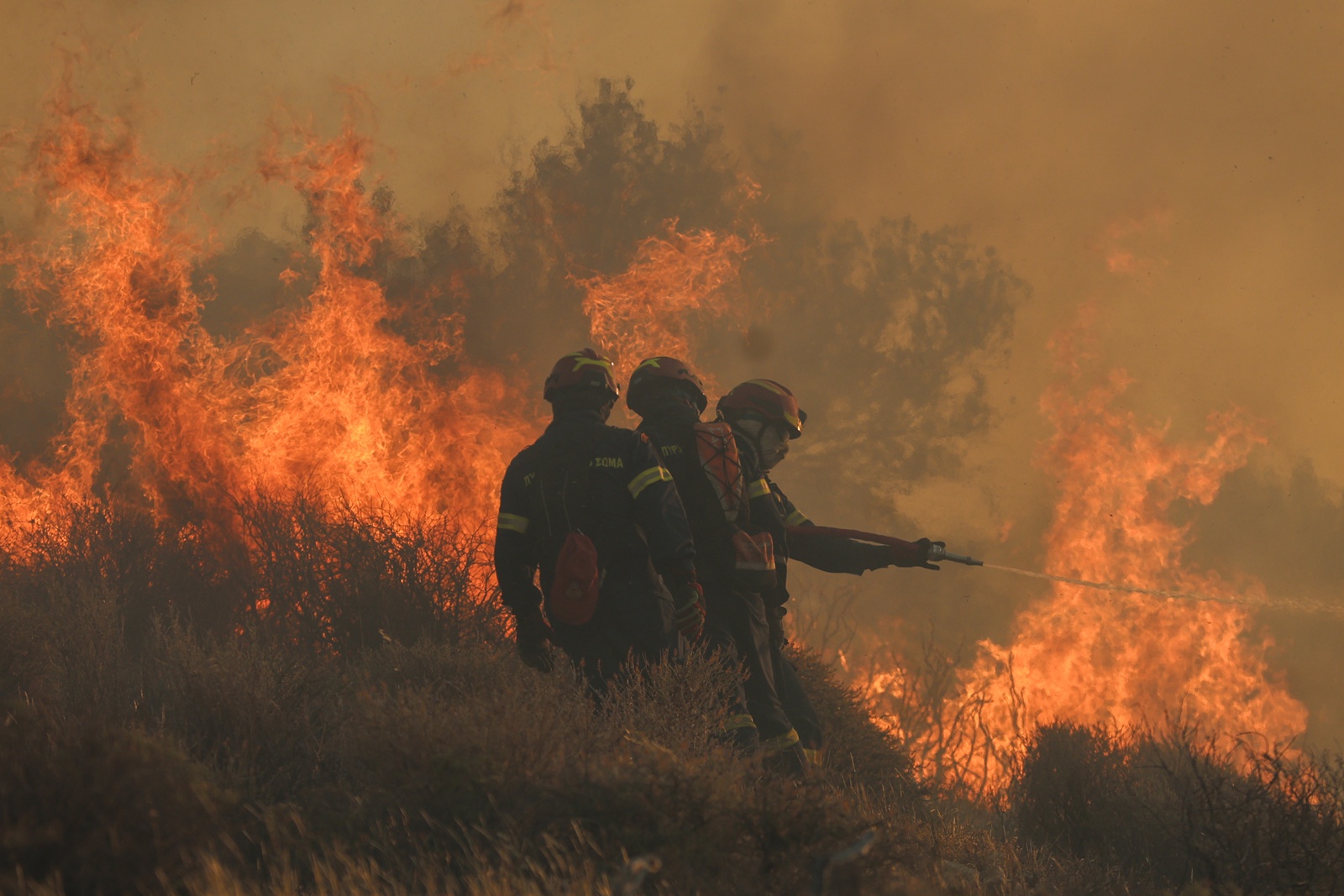 Φωτιά Κορωπί: Βελτιωμένη η εικόνα, εκκενώσεις με 112 και κυκλοφοριακές ρυθμίσεις